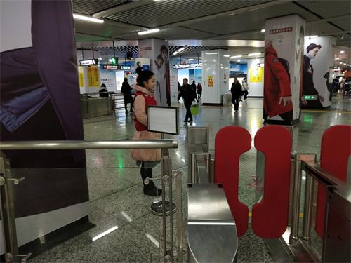 m1546506041603162.jpg 志愿者在闸机口.jpg