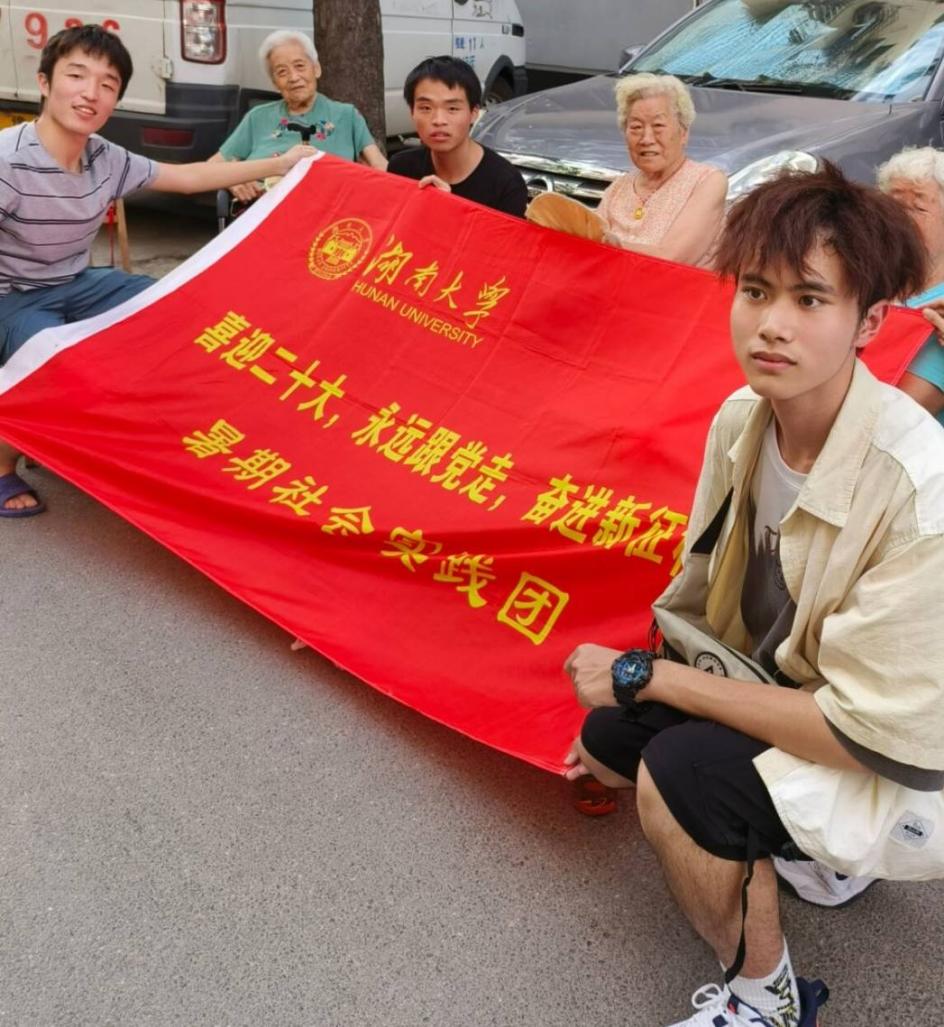 小孩们在路上描述已自动生成